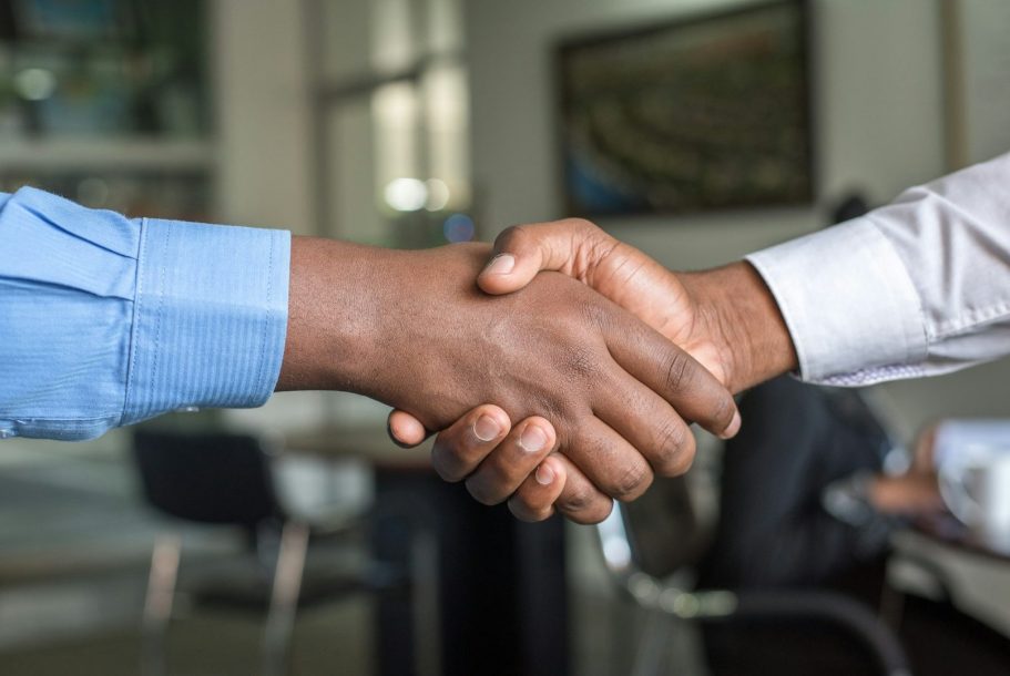Mes prestations Poignée de main entre deux personnes, symbolisant un accord ou une collaboration.
