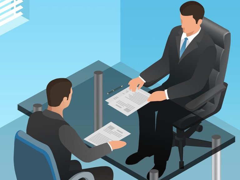 Mise en situation d'un entretien d'embauche Deux hommes en réunion, assis à une table avec des documents à examiner.